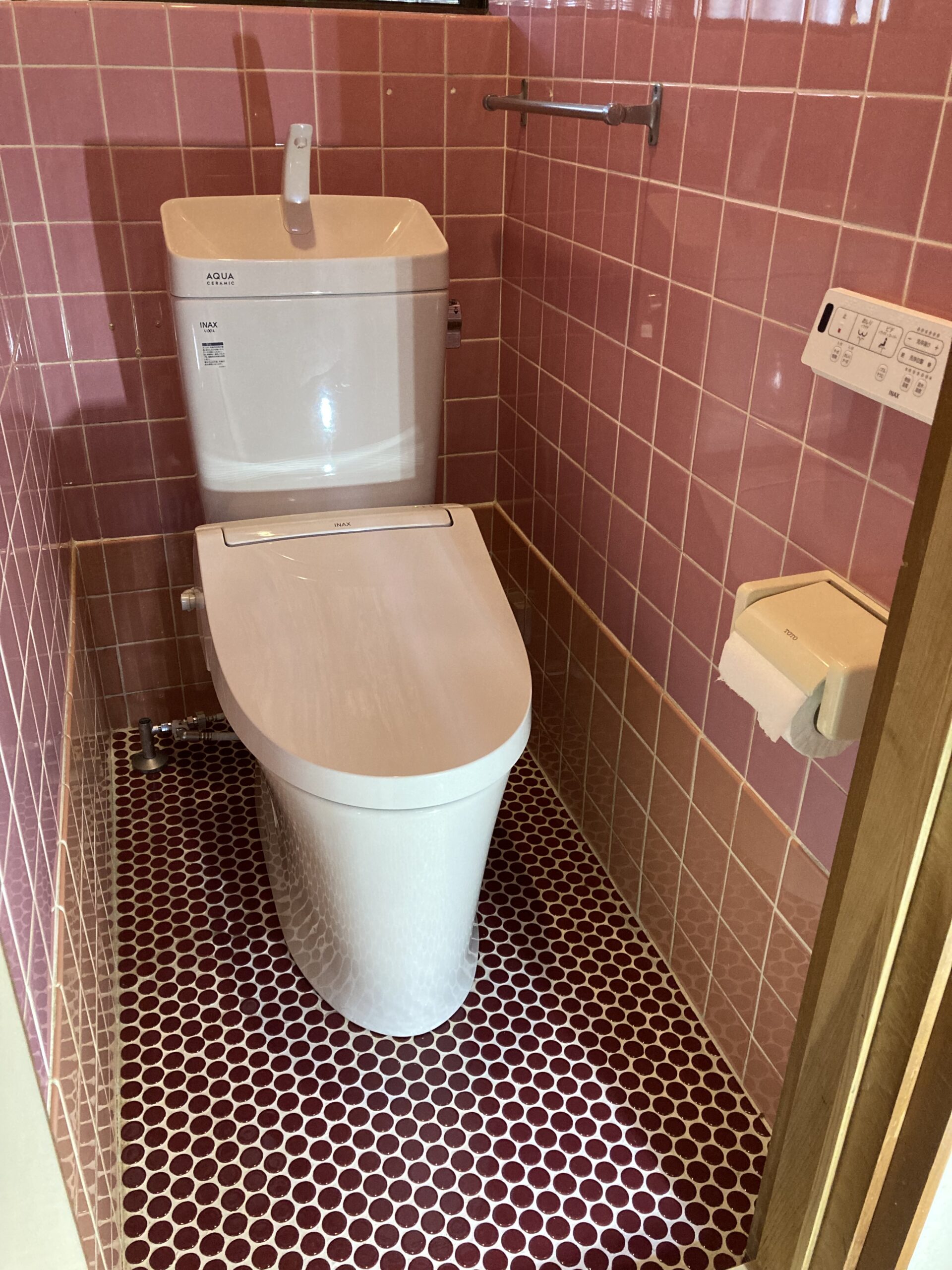 床面のタイルをそのまま利用したトイレリフォーム