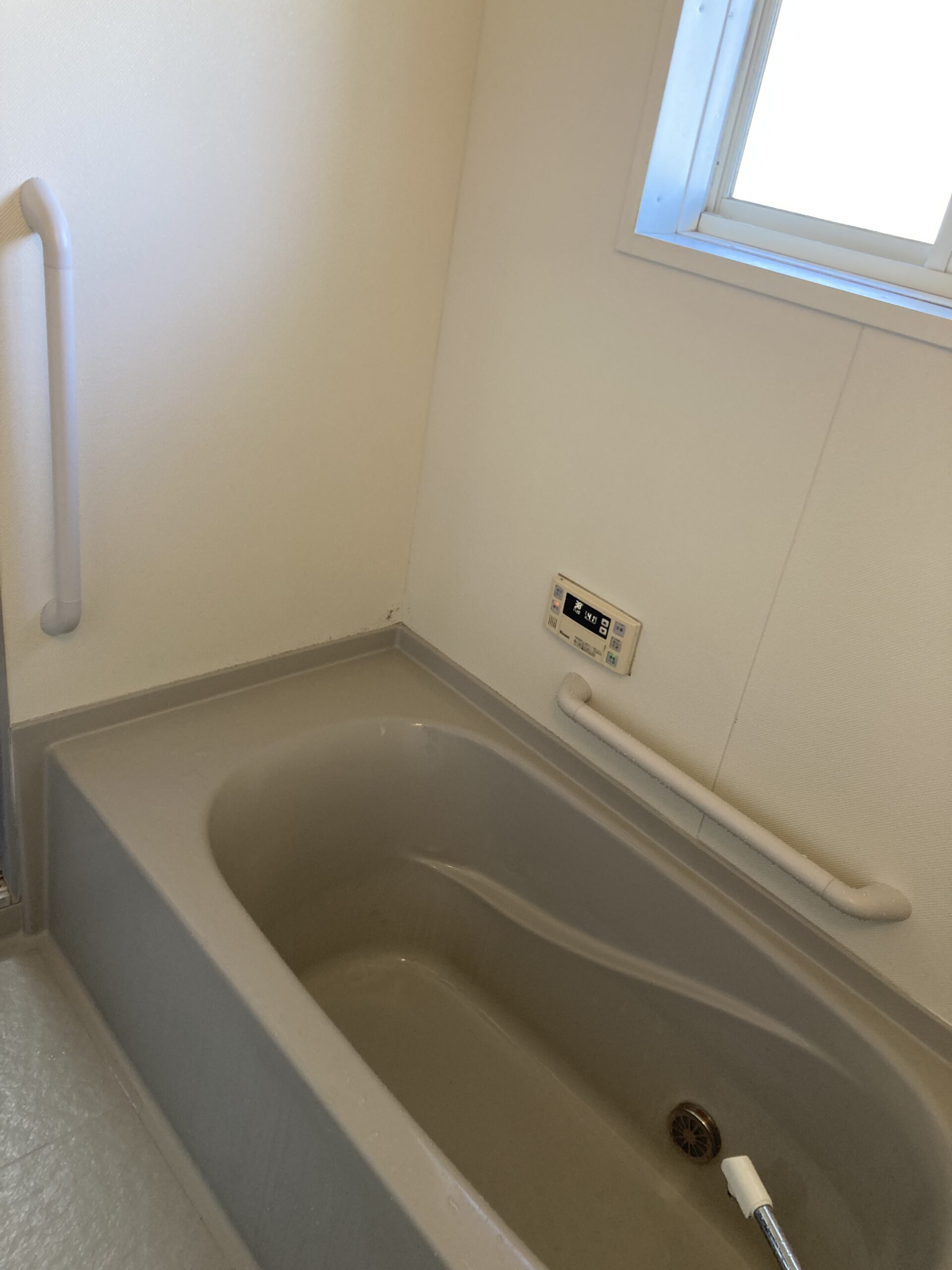 浴室内・玄関での移動をサポートするために手すりを設置！！
