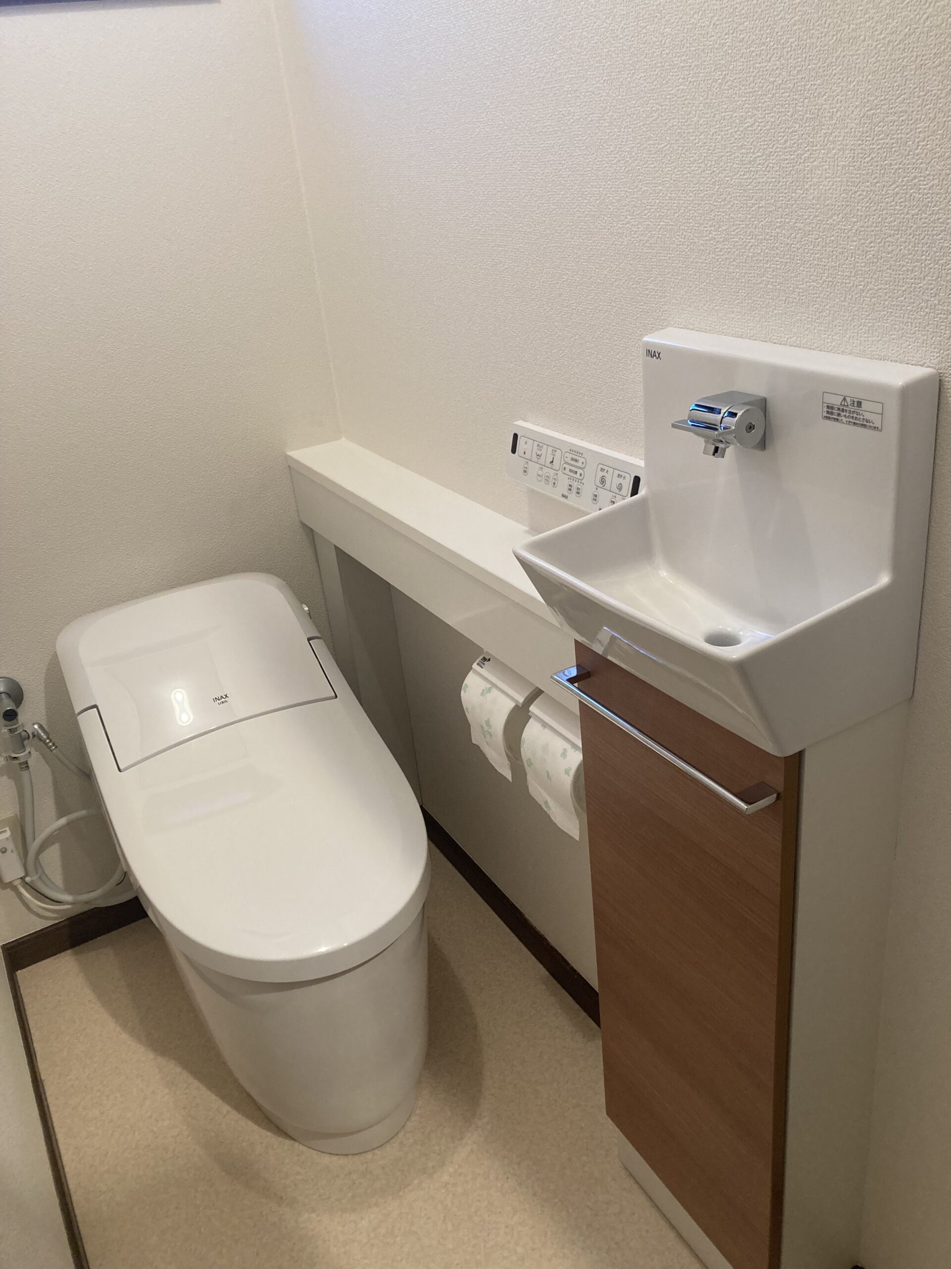 1階、LIXILプレアス手洗い付きカウンターへ・2階、TOTO　ZR1手洗い付きトイレ交換🚽