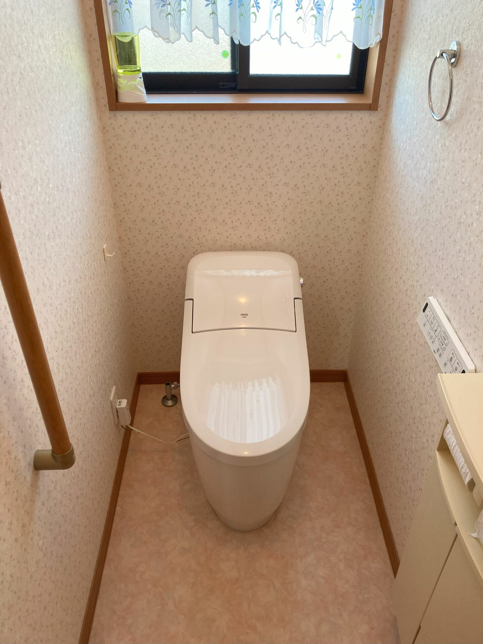 明るい内装に映えるシンプルな構造プレアスLSにお取り替え🚽