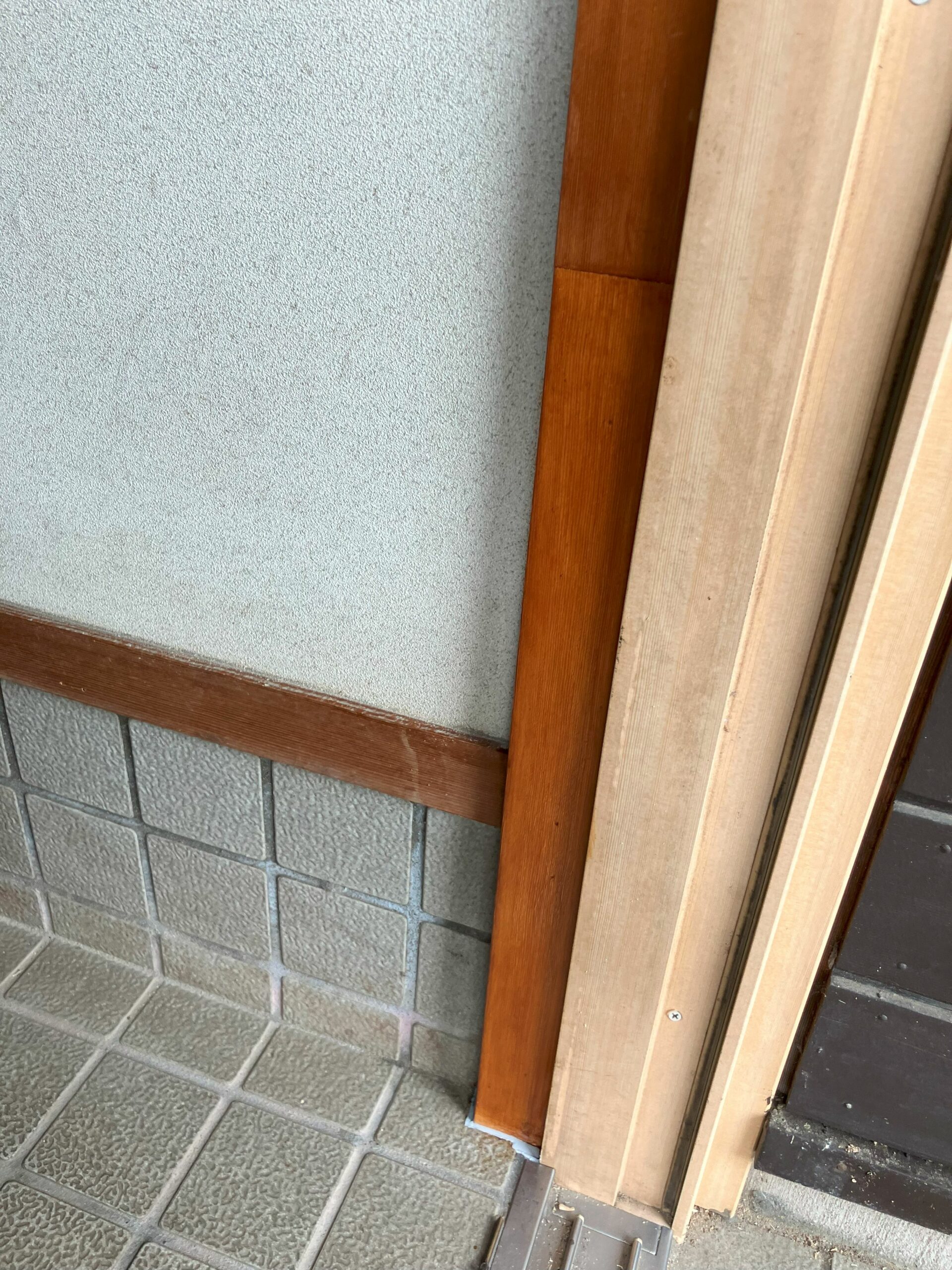 1Fシロアリ駆除🐜&玄関引き戸額縁修繕