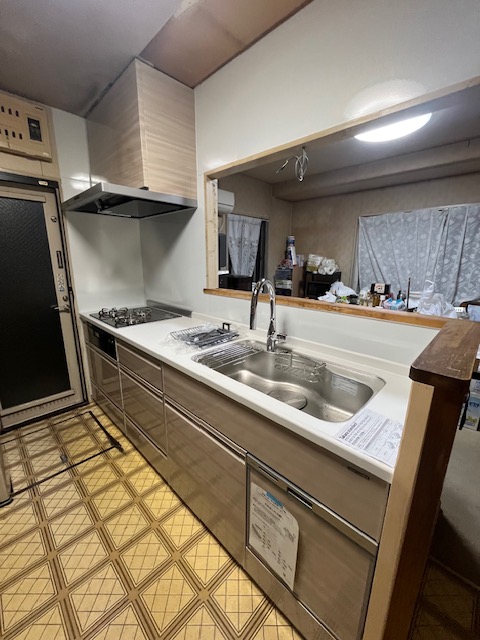 お洒落で落ち着いた木目調のキッチンとレンジフードにリフォーム!