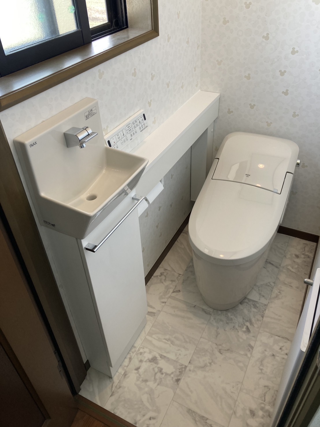 ＊タンクレストイレと新しい手洗いカウンター＊