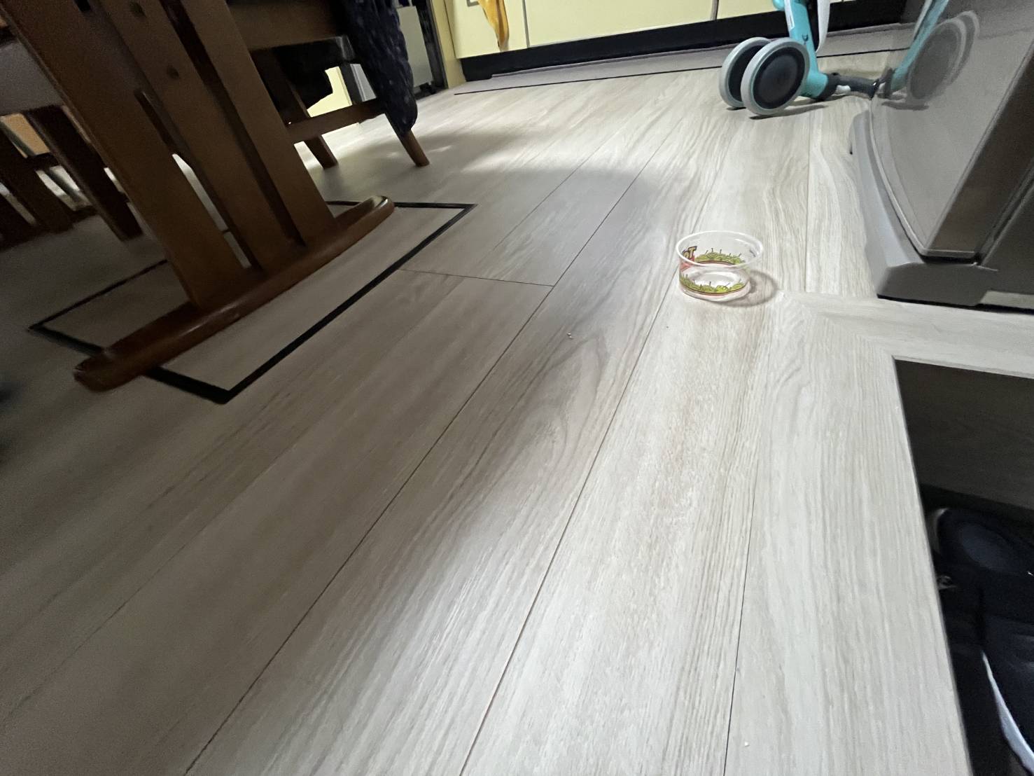 【ダイニング　床重ね貼補修】