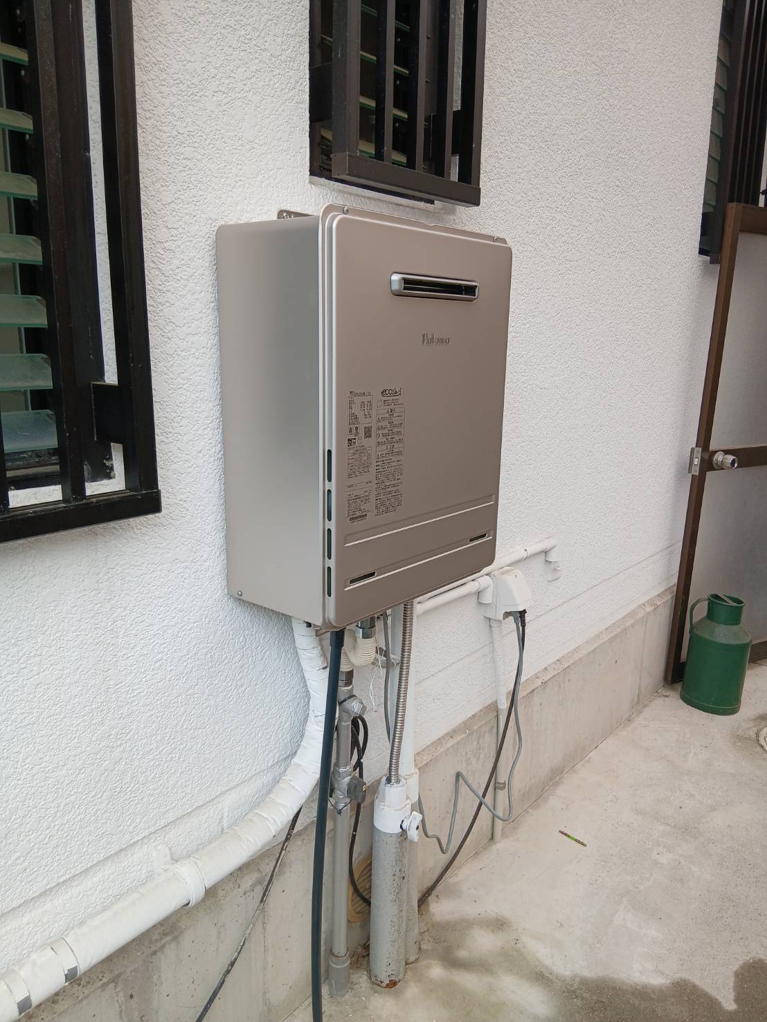 【 給湯器交換工事 】